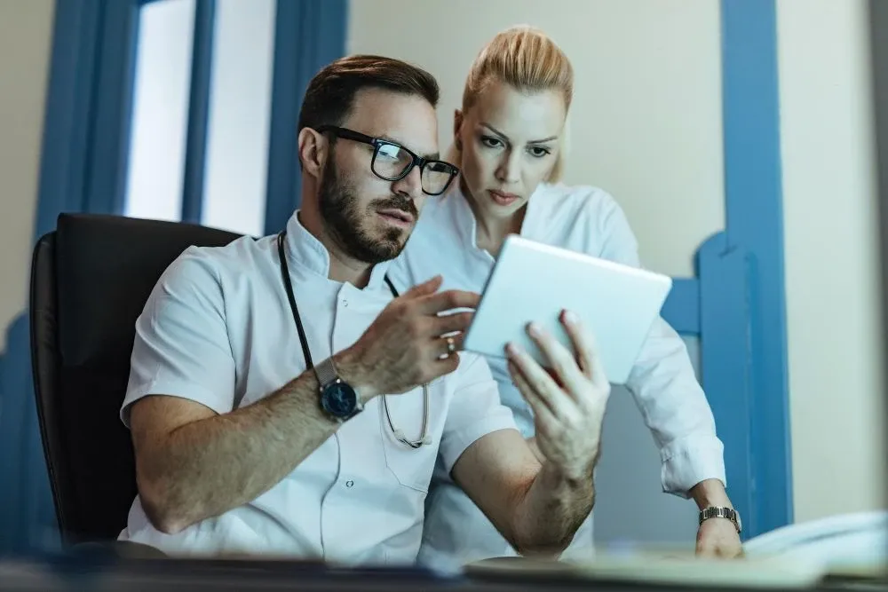 Déontologie médicale, l’évolution de la communication avant et après 2020